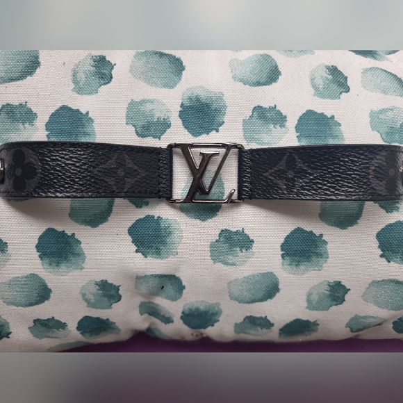 LOUIS VUITTON CUFF BRACELET IN BLACK LEATHER WITH SILVER HARDWARE 🤎🖤🤎🖤🤎🖤 - Picture 5 of 8